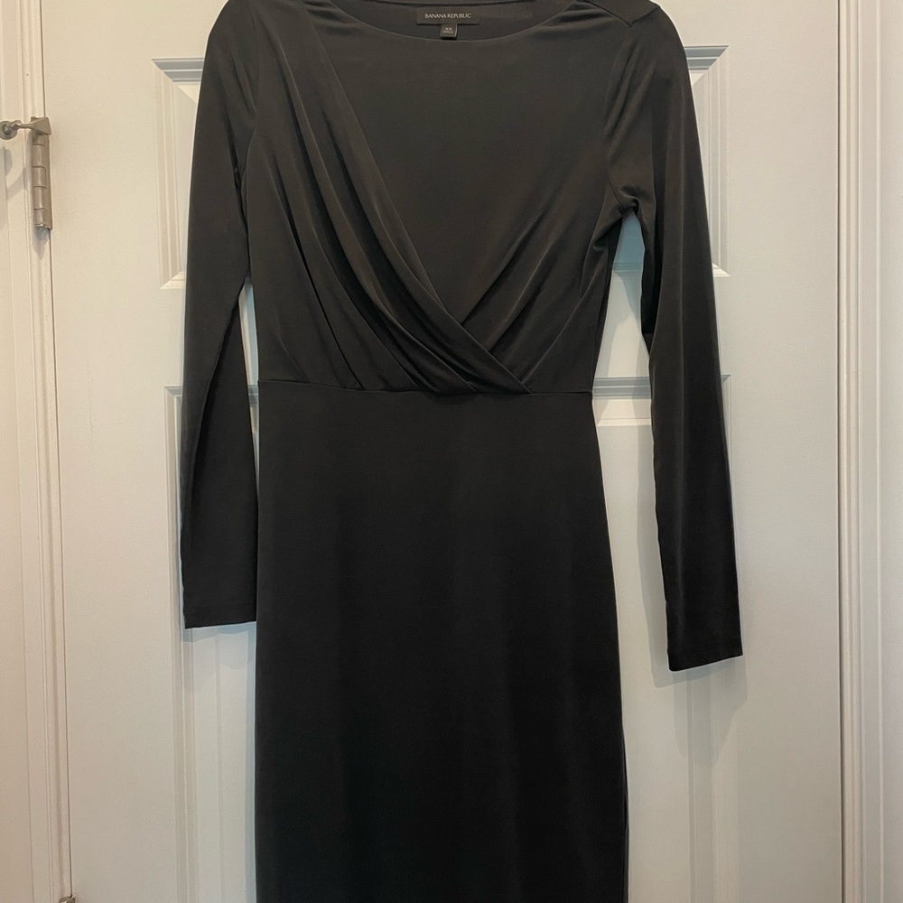 Worn once! Banana republic gathered charcoal long sleeve dress to knee. XS